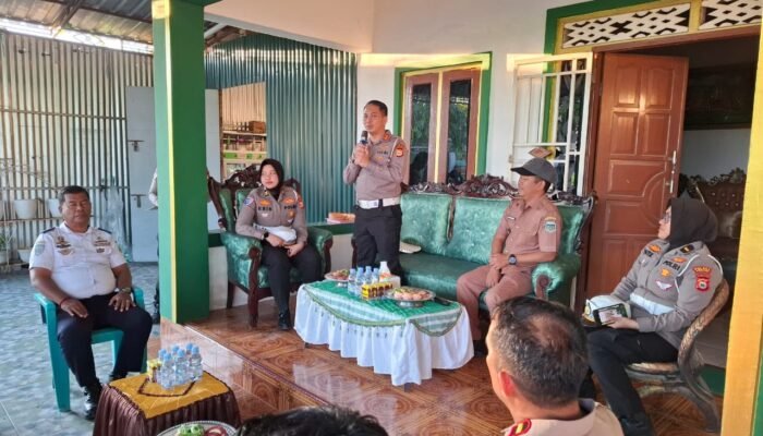 Tim subdit keamanan dan keselamatan Ditlantas Polda Sulsel laksanakan kegiatan Monitoring dan Evaluasi kampung tertib lalulintas di kampung aluppang desa padakkalawa