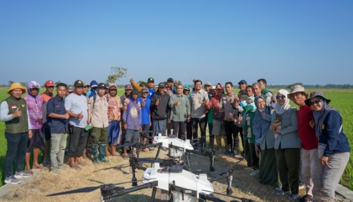 Dorong peningkatan pemanfaatan teknologi dalam sektor pertanian ,teknologi drone mulai di manfaatkan membantu proses penyemprotan insektisida