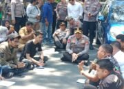 Turun langsung temui massa aksi Demo terkait kelangkaan dan pendistribusian LPG 3 kilogram&nbsp; ,Kapolres Pinrang ikut duduk bersama para pendemo