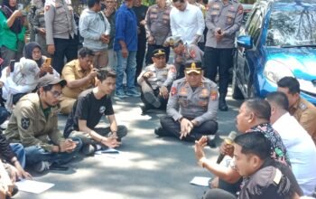 Turun langsung temui massa aksi Demo terkait kelangkaan dan pendistribusian LPG 3 kilogram&nbsp; ,Kapolres Pinrang ikut duduk bersama para pendemo