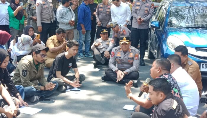 Turun langsung temui massa aksi Demo terkait kelangkaan dan pendistribusian LPG 3 kilogram&nbsp; ,Kapolres Pinrang ikut duduk bersama para pendemo