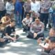 Turun langsung temui massa aksi Demo terkait kelangkaan dan pendistribusian LPG 3 kilogram&nbsp; ,Kapolres Pinrang ikut duduk bersama para pendemo