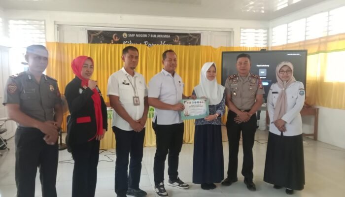 POLRES BULUKUMBA SINERGI DENGAN GANN & KESBANGPOL139 SISWA SMPN 7 BULUKUMBA KOMPAK ANGKAT TANGAN TOLAK NARKOBA