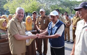 Perkuat perekonomian masyarakat desa dan kelurahan Pemkab Pinrang salurkan kendaraan operasional kopdes merah putih