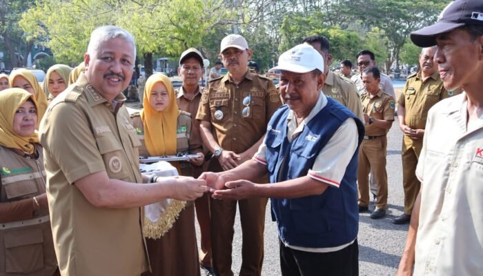 Perkuat perekonomian masyarakat desa dan kelurahan Pemkab Pinrang salurkan kendaraan operasional kopdes merah putih