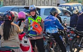 Antre BBM di Sidrap, Pengendara Dapat Air Minum dari Polantas