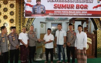 Dukung Kebutuhan Air, Polres Sidrap Serahkan Sumur Bor untuk Masjid Darul Abrar Teteaji