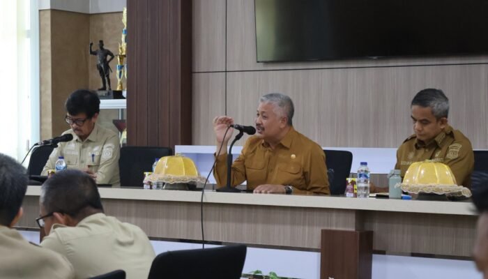 Bupati Pinrang pimpin rapat koordinasi terkait berbagai persoalan yang berkembang di tengah masyarakat terkhusus sektor pertanian ,BBM serta gas bersubsidi