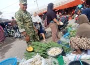 Babinsa Koramil 06/Panca Rijang Pantau Harga dan Ketersediaan Sembako di Pasar Sentral Rappang