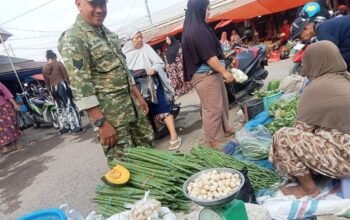 Babinsa Koramil 06/Panca Rijang Pantau Harga dan Ketersediaan Sembako di Pasar Sentral Rappang