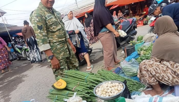 Babinsa Koramil 06/Panca Rijang Pantau Harga dan Ketersediaan Sembako di Pasar Sentral Rappang