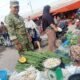 Babinsa Koramil 06/Panca Rijang Pantau Harga dan Ketersediaan Sembako di Pasar Sentral Rappang