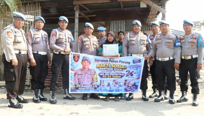 Sambut HUT Propam Polri ke-24, Sie Propam Polres Pinrang Salurkan Sembako kepada Warga Kurang Mampu