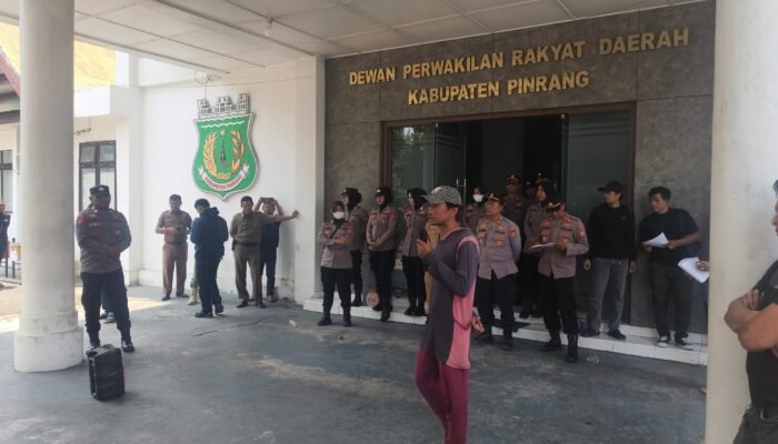 Personel Polres Pinrang Laksanakan Pengamanan Aksi Unjuk Rasa SPI