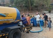 Dampak musim kemarau yang berkepanjangan Dinas bina marga,cipta karya dan tata ruang&nbsp; salurkan air ke sejumlah wilayah kabupaten Pinrang&nbsp;