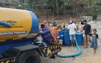 Dampak musim kemarau yang berkepanjangan Dinas bina marga,cipta karya dan tata ruang&nbsp; salurkan air ke sejumlah wilayah kabupaten Pinrang&nbsp;