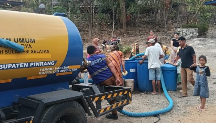 Dampak musim kemarau yang berkepanjangan Dinas bina marga,cipta karya dan tata ruang&nbsp; salurkan air ke sejumlah wilayah kabupaten Pinrang&nbsp;