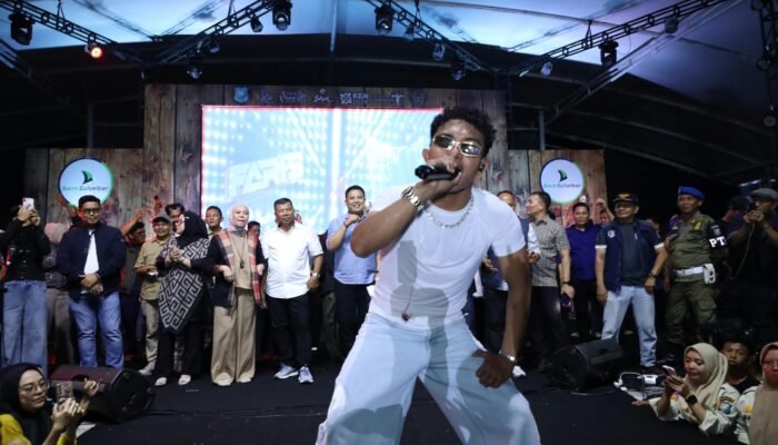 Faris Adam Serukan “Bulukumba Gacor”, Ribuan Warga Bergoyang di Penutupan Festival Pinisi XVI