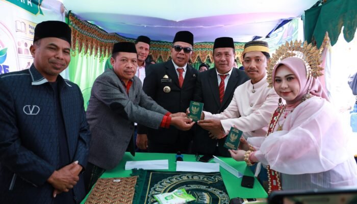 Unik! Sepasang Pengantin Menikah di Tengah Jambore Pelayanan Publik Bulukumpa