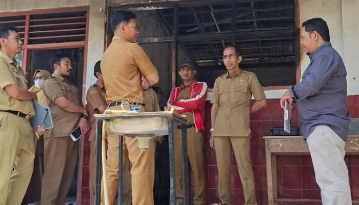 Kadis pendidikan Pinrang&nbsp; meninjau UPT SDN 300 Pinrang yang terdampak bencana kebakaran , kadis segera di pulihkan kembali