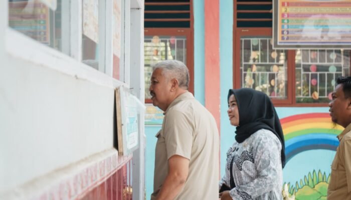 Bupati Pinrang turun langsung memantau sejumlah fasilitas pendidikan yang tengah direhabilatasi dan direvilitasi