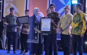 Sekretaris Daerah kabupaten Pinrang A.Calo Kerrang mewakil bupati Pinrang terima penghargaan pada HUT koperasi ke-79 di Luwu timur
