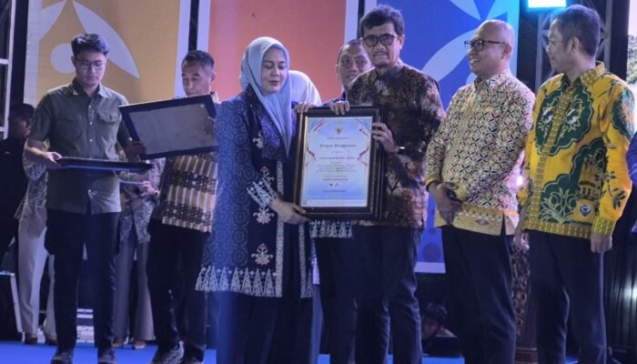 Sekretaris Daerah kabupaten Pinrang A.Calo Kerrang mewakil bupati Pinrang terima penghargaan pada HUT koperasi ke-79 di Luwu timur