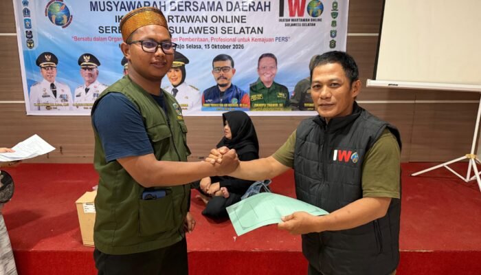 Pengambilan Formulir Sukri Resmi Masuk Bursa Calon Ketua PD IWO Pinrang di Mubesda Wajo