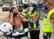 Udara yang tercemar, Satlantas Polres Sidrap Bagikan puluhan masker secara Gratis kepengguna jalan