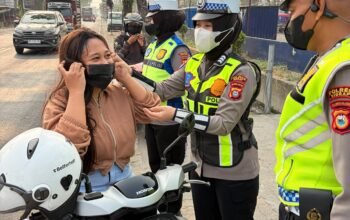 Udara yang tercemar, Satlantas Polres Sidrap Bagikan puluhan masker secara Gratis kepengguna jalan