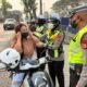Udara yang tercemar, Satlantas Polres Sidrap Bagikan puluhan masker secara Gratis kepengguna jalan