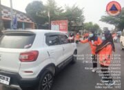 Lindungi masyarakat dari dampak kabut asap akibat kebakaran hutan dan lahan (Karhutla) BPBD kabupaten Pinrang bagi masker ke pengguna jalan