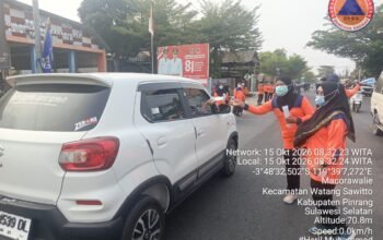 Lindungi masyarakat dari dampak kabut asap akibat kebakaran hutan dan lahan (Karhutla) BPBD kabupaten Pinrang bagi masker ke pengguna jalan
