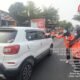 Lindungi masyarakat dari dampak kabut asap akibat kebakaran hutan dan lahan (Karhutla) BPBD kabupaten Pinrang bagi masker ke pengguna jalan