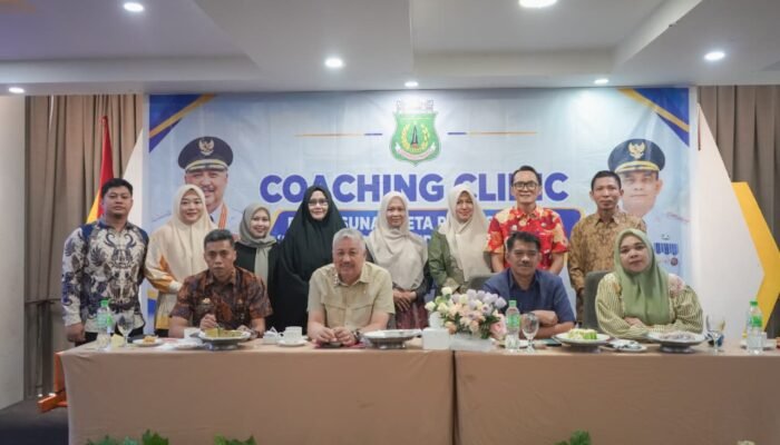 Bupati Pinrang menutup Coaching Clinic PROBIS dan SOP tahap I dan II di Royal Bay Hotel Makassar