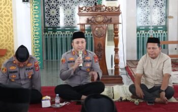 Dekatkan Diri ke Warga, Kapolres Sidrap Gelar Jumat Keliling di Masjid Agung
