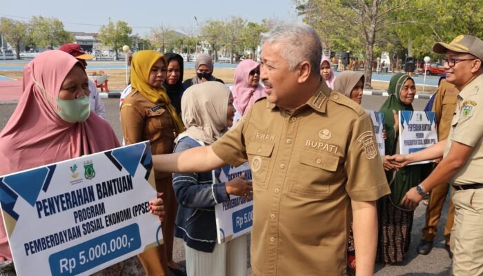 Bupati Pinrang menyerahkan langsung program PPSE ke sejumlah penerima