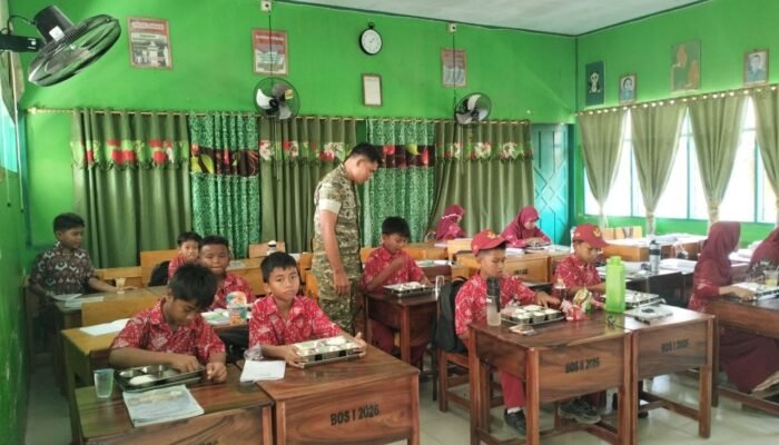 Dukung Pemenuhan Gizi, Babinsa Kodim 1420/Sidrap Dampingi Program Makan Bergizi Gratis