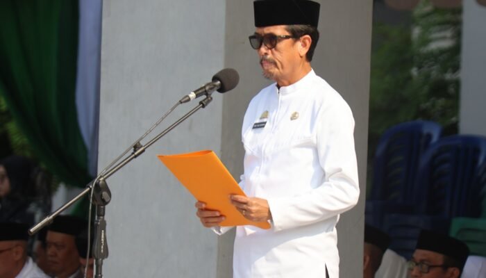 Sekda Pinrang bertindak sebagai pembina apel pada Hari Santri tingkat Nasional tingkat kabupaten pinrang
