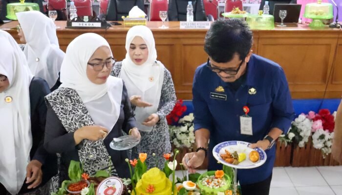 Sekda kabupaten Pinrang membuka HUT IBI ke 75 di ruangan pola kantor Bupati Pinrang