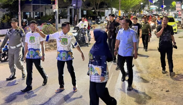 Jelang Penilaian Adipura, Kepala Pasar sentral pangkajene Dampingi Bupati H.Syaharuddin Alrif Turun langsung Pantau Kebersihan Terminal dan Pasar